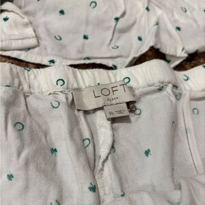 LOFT Women’s XL White and Green 🍀Patterned Bottoms